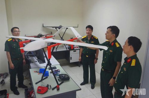 Đại tá Nguyễn Tiến Hưng, Bí thư Đảng ủy, Phó viện Trưởng kiểm tra công tác hoàn thiện và thử nghiệm sản phẩm thiết bị bay không người lái tại phòng thí nghiệm.