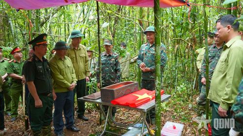 Cán bộ, nhân viên Đội Tìm kiếm, quy tập hài cốt liệt sĩ Bộ CHQS tỉnh Lào Cai thực hiện công tác quy tập, cất bốc hài cốt liệt sĩ.