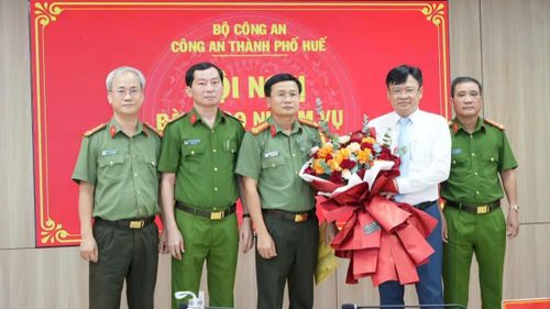 Thiếu tướng Nguyễn Thanh Tuấn tặng hoa cho Đại tá Dương Văn Thoan tại Hội nghị bàn giao nhiệm vụ.