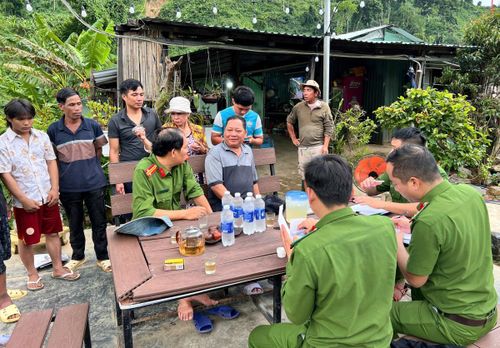 Công an xã Phước Hiệp tổ chức nhiều đợt kiểm tra, tuyên truyền pháp luật liên quan đến ma túy ở các công ty khai thác vàng.