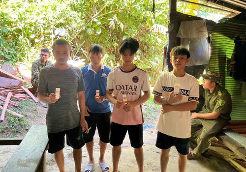 Công an xã Phước Hiệp test ma túy đối với người lao động trên địa bàn.