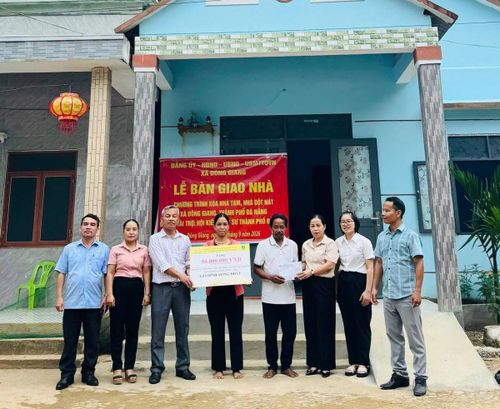 Xã Đông Giang bàn giao ngôi nhà Đại đoàn kết cho hộ gia đình có hoàn cảnh khó khăn.