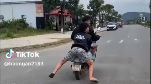 Hình ảnh các đối tượng đi xe máy điện lạnh lách, đánh võng trên đường.