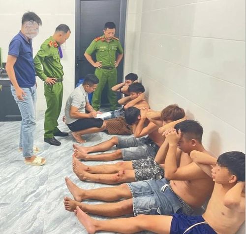 Các đối tượng tổ chức sử dụng trái phép chất ma túy bị bắt quả tang.