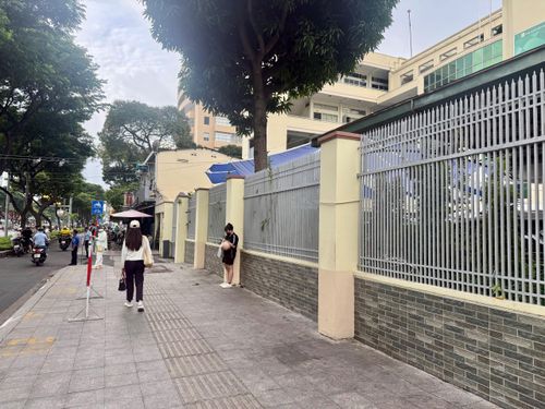  Cổng trụ sở NXBGDVN tại TPHCM vào sáng 8 giờ sáng ngày 10-9 