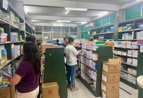 Phụ huynh và học sinh mua SGK tại trụ sở NXBGDVN tại TPHCM vào sáng 10-9 