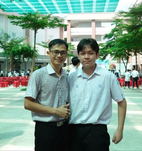  Nam sinh Lê Thành Danh (phải) và thầy giáo Phan Thanh Tùng - GVCN của Danh và cũng là người truyền cảm hứng giúp Danh nuôi dưỡng ước mơ trở thành giáo viên dạy Toán. Ảnh: NVCC 
