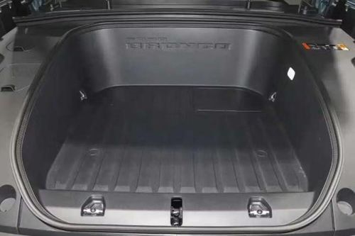 Bronco phiên bản Basecamp được điều chỉnh theo nhu cầu của khách hàng châu Á, ưu tiên không gian rộng rãi, tiện ích thông minh. Xe có phần mái kính có thể nâng lên như một chiếc lều mini, kết hợp hàng ghế gập phẳng để biến khoang cabin thành không gian nghỉ ngơi khi đi dã ngoại.