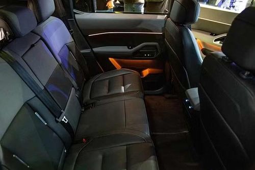 Chưa dừng ở đó, Ford Bronco Basecamp còn đi kèm cửa cốp mở ngang được tích hợp bộ dụng cụ nấu ăn Wild Kitchen và một chiếc bàn có thể gập xuống. Mẫu xe thậm chí còn có hệ thống Pro Power Onboard, cho phép người dùng khai thác nguồn điện công suất lên tới 6,6 kW để chạy các thiết bị như máy pha cà phê, bếp và đèn.