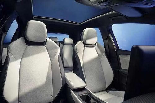 Về Volkswagen ID. Polo, mẫu xe này đã chính thức trình làng vào hồi tháng 5/2026. Xe sở hữu kích thước dài x rộng x cao lần lượt 4.053 x 1.816 x 1.530 mm và chiều dài cơ sở 2.600 mm. Khoang hành lý của xe có dung tích tiêu chuẩn 441 lít và sẽ tăng lên 1.240 lít khi gập hàng ghế sau.