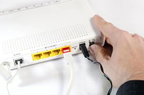 Rút phích cắm là cách nhanh để ngắt nguồn router, nhưng không nên thực hiện khi thiết bị đang cập nhật firmware.