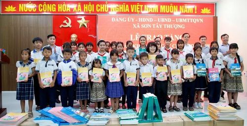 Học sinh các trường học thuộc xã Sơn Tây Thượng (Quảng Ngãi) nhận sách giáo khoa trước thềm năm học mới. Ảnh: NTCC