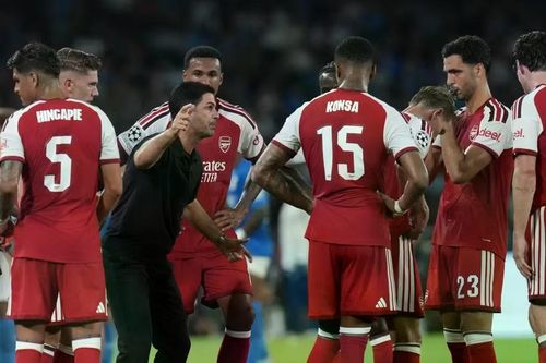 HLV Mikel Arteta cùng Arsenal giành trọn 3 điểm trong chuyến làm khách trên sân Napoli. Ảnh: AP.