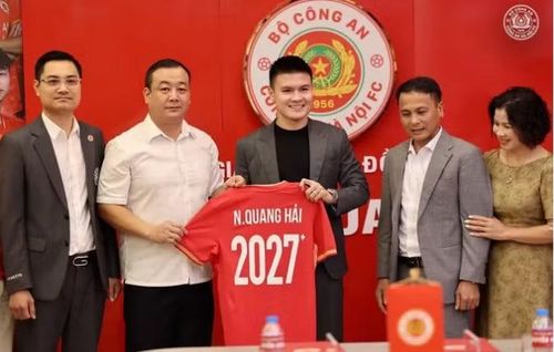 Đến tháng 7/2024, tiền vệ này tiếp tục gia hạn với đội bóng Thủ đô thêm 3 năm. Ảnh: Công an Hà Nội FC.