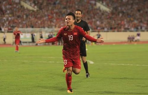 Mức lương của Quang Hải không được công bố chính thức. Một số thông tin bên lề cho rằng tiền vệ này nhận trên 100 triệu đồng mỗi tháng. Ảnh: VFF.