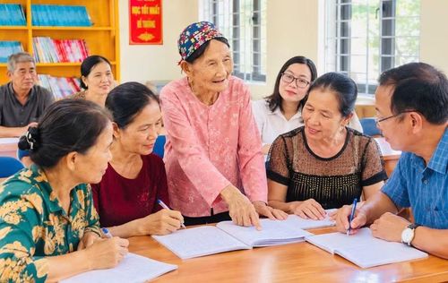 Bà Trương Thị Gái hướng dẫn học viên từng câu hát, cách phát âm và thể hiện điệu Soọng cô.