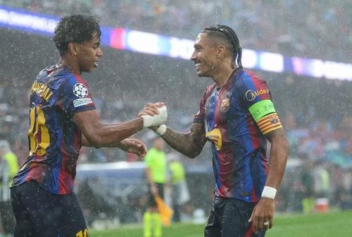 Lamine Yamal chia vui với đồng đội khi ghi bàn cho Barca ở lượt ra quân Champions League 2026-2027. Ảnh: Getty.