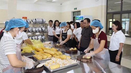 Kiểm tra khu vực chế biến thực phẩm của Trường PTNT TH&THCS Petrovietnam - Phong Thổ.