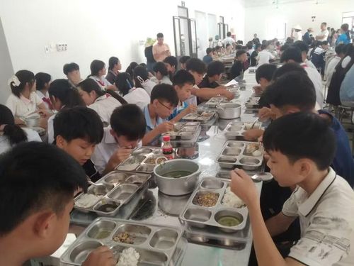 Bữa trưa của học sinh Trường PTNT TH&THCS Sam Mứn. 