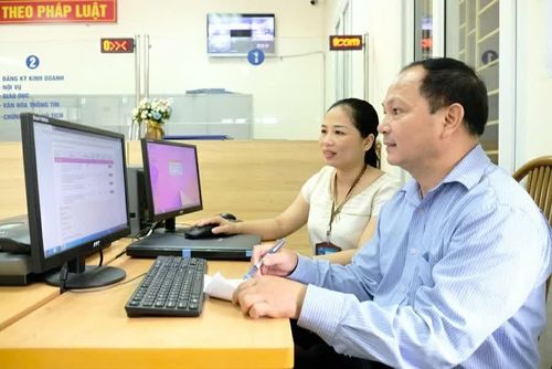 Hướng dẫn người dân sử dụng thiết bị công nghệ, mạng máy tính làm thủ tục hành chính tại xã Sóc Sơn (Hà Nội). (Ảnh: Phạm Hùng)