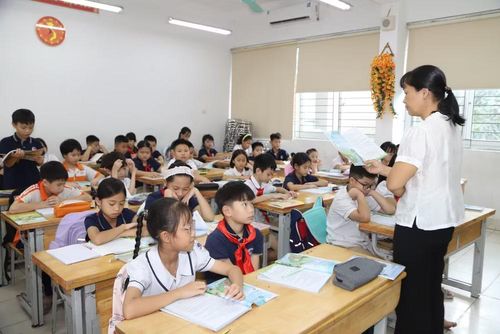 Cô và trò Trường Tiểu học Xuân Phương.