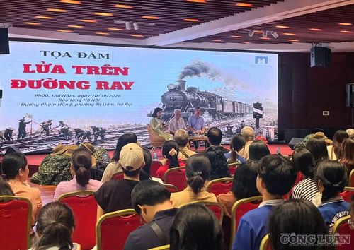 Quang cảnh tọa đàm “Lửa trên đường ray”.