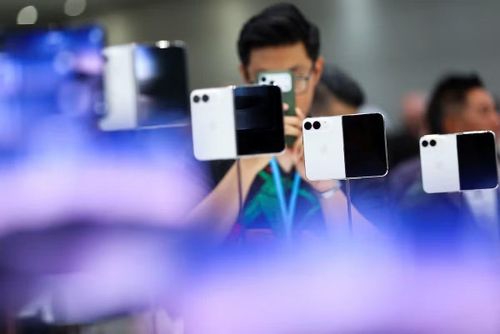 iPhone Duo thu hút sự quan tâm đặc biệt. (Ảnh: Reuters)
