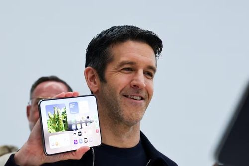 Tân CEO Apple John Ternus cầm mẫu điện thoại gập iPhone Duo tại sự kiện ra mắt ở California hôm 9/9. (Ảnh: Reuters)