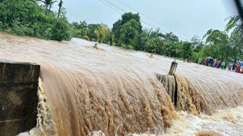 Mưa lớn khiến nước qua cầu tràn Buôn Dlung, xã Ea Drông, dâng cao. Ảnh: Nguyễn Cường