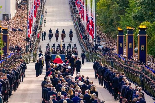 Đám đông đổ về Oslo dự tang lễ. Hàng nghìn người đứng sau hàng rào trên những con phố được trang trí bằng quốc kỳ. Khu vực trung tâm thành phố bị cấm phương tiện và xe scooter điện. Cảnh sát yêu cầu người dân không mang theo xe đạp, ô hoặc các vật sắc nhọn. Ảnh: AP.