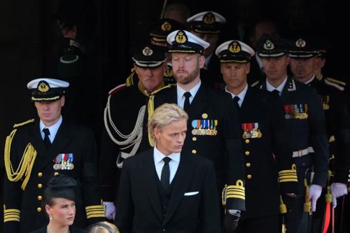  Marius Borg Høiby, con trai riêng của Hoàng hậu Mette-Marit cũng có mặt trong đoàn rước. Đáng chú ý, thanh niên sinh năm 1997 mới bị kết án 4 năm tù với hai tội danh hiếp dâm, còn phạm tội hành hung bạn gái cũ, đe dọa và vi phạm luật giao thông. Sự xuất hiện của người này tại tang lễ gây nhiều tò mò. Ảnh: AP. 