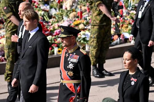 Vua Haakon dẫn đầu đoàn rước tang, bên cạnh là các con của ông, Thái nữ Ingrid Alexandra và Hoàng tử Sverre Magnus. Ảnh: Getty Images.