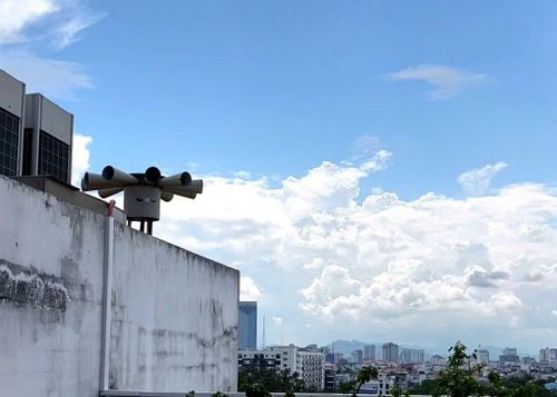 Một cụm còi có độ phát tán âm thanh xa 5km được bố trí tại tầng 6 Tòa nhà khu hành chính tập trung, đường Võ Nguyên Giáp, TP. Huế.