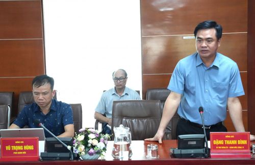 Giám đốc Công ty CP Than Đèo Nai - Cọc Sáu - TKV Đặng Thanh Bình báo cáo tại buổi làm việc. 