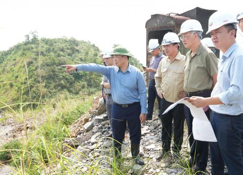 Đoàn công tác kiểm tra thực địa tại khu vực bãi thải Đông Cao Sơn.