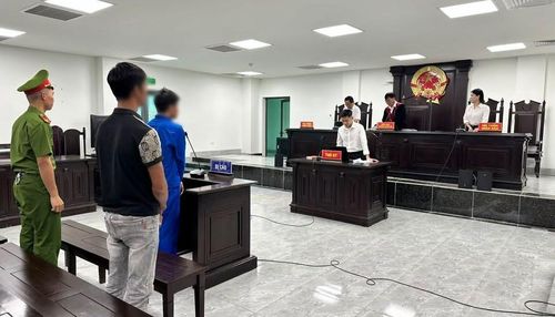 Sáng 10/09, TAND tỉnh Hà Tĩnh mở phiên tòa xét xử sơ thẩm vụ án “Tổ chức cho người khác trốn đi nước ngoài” xảy ra tại tỉnh Hà Tĩnh và các tỉnh, thành phố khác. (Ảnh Đỗ Hành)