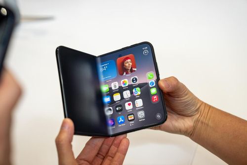 Ảnh thực tế iPhone Duo màn hình gập. Ảnh: The Verge