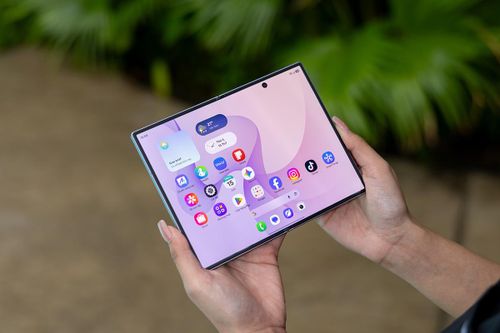 Trên Galaxy Z Fold, người dùng có thể mở ba ứng dụng đồng thời bằng chế độ 3-App Split View.