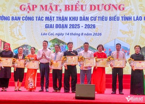 Bí thư Giàng A Thủ (thứ 4, từ phải sang) là 1 trong 400 Trưởng Ban Công tác Mặt trận tiêu biểu vừa được Ủy ban MTTQ Việt Nam tỉnh Lào Cai biểu dương khen thưởng. Ảnh: NVCC