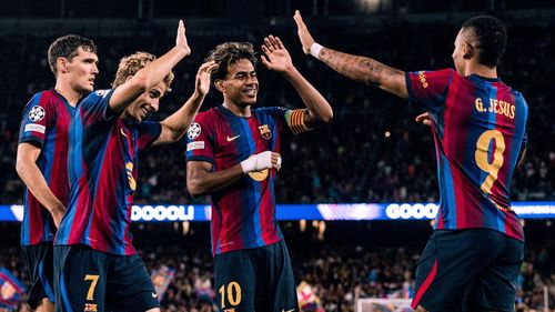 Yamal thể hiện phiên bản Quả bóng vàng. Ảnh: FCB