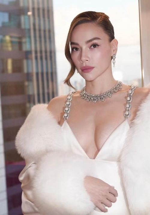 Lưu Diệc Phi và Hồ Ngọc Hà diện trang phục lộng lẫy tại sự kiện. 