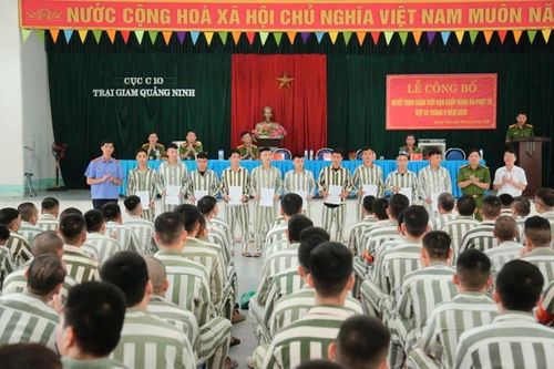 Đại diện VKSND TP Quảng Ninh, TAND TP Quảng Ninh và Trại giam Quảng Ninh trao quyết định cho các phạm nhân.