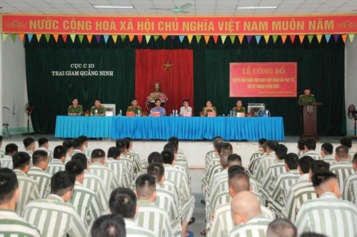 Đại diện các cơ quan tham dự Lễ công bố quyết định giảm thời hạn chấp hành án phạt tù tại Trại giam Quảng Ninh.
