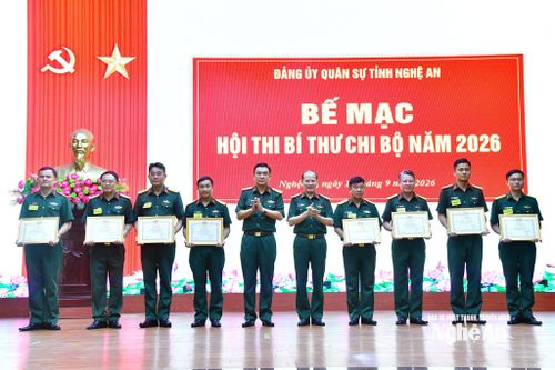 Tặng Giấy khen cho các cá nhân có thành tích xuất sắc trong hội thi. Ảnh: Trọng Kiên