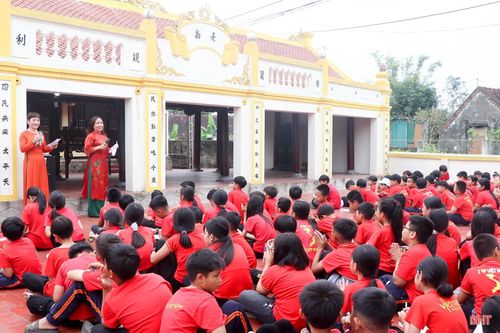 Học sinh trải nghiệm học hát dân ca tại đình làng Trường Lưu.