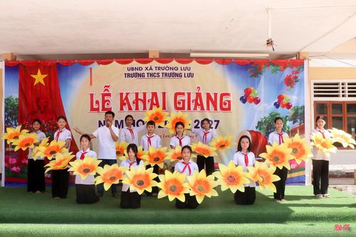 Giáo viên, học sinh Trường THCS Trường Lưu luyện tập tiết mục dân ca Ví, Giặm chuẩn bị cho hội nghị triển khai nhiệm vụ năm học.