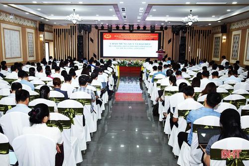 Hơn 300 đại biểu là cán bộ, công chức tham mưu công tác tín ngưỡng, tôn giáo trên địa bàn tỉnh tham gia tập huấn.