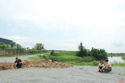 Chị Hạnh trực tiếp kiểm tra, đo đạc để khơi thông rãnh thoát nước tại khu dân cư.