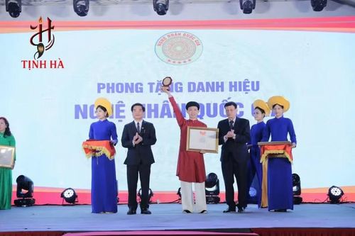 Nghệ nhân thư pháp Tịnh Hà trong một chương trình tôn vinh nghệ nhân và giá trị nghề truyền thống.