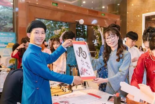 Hoạt động trao tặng tác phẩm thư pháp tạo sự tương tác trực tiếp giữa nghệ nhân và khách tham dự.